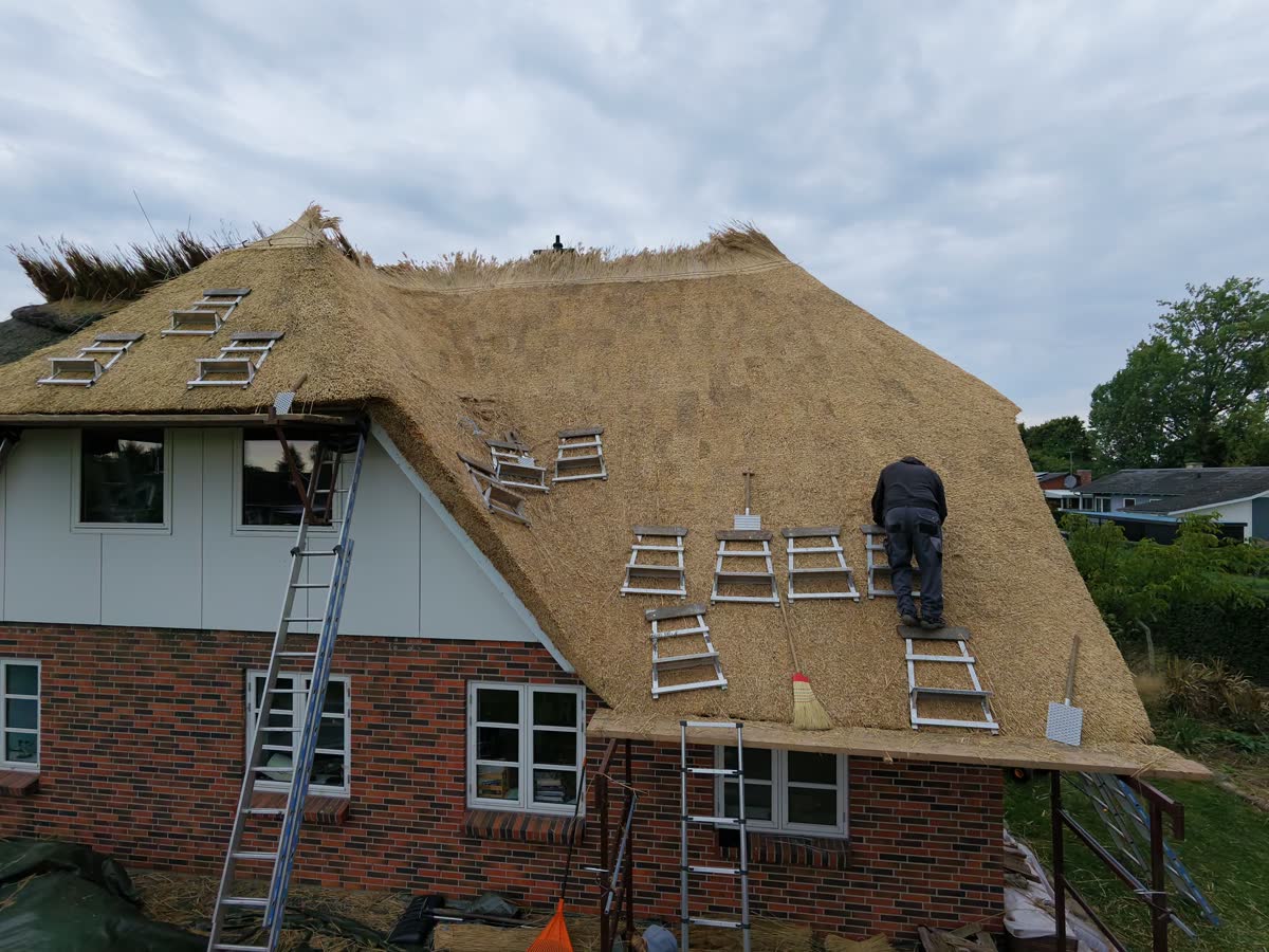 En tækkemand fra Nádtető i arbejde på tagfladen